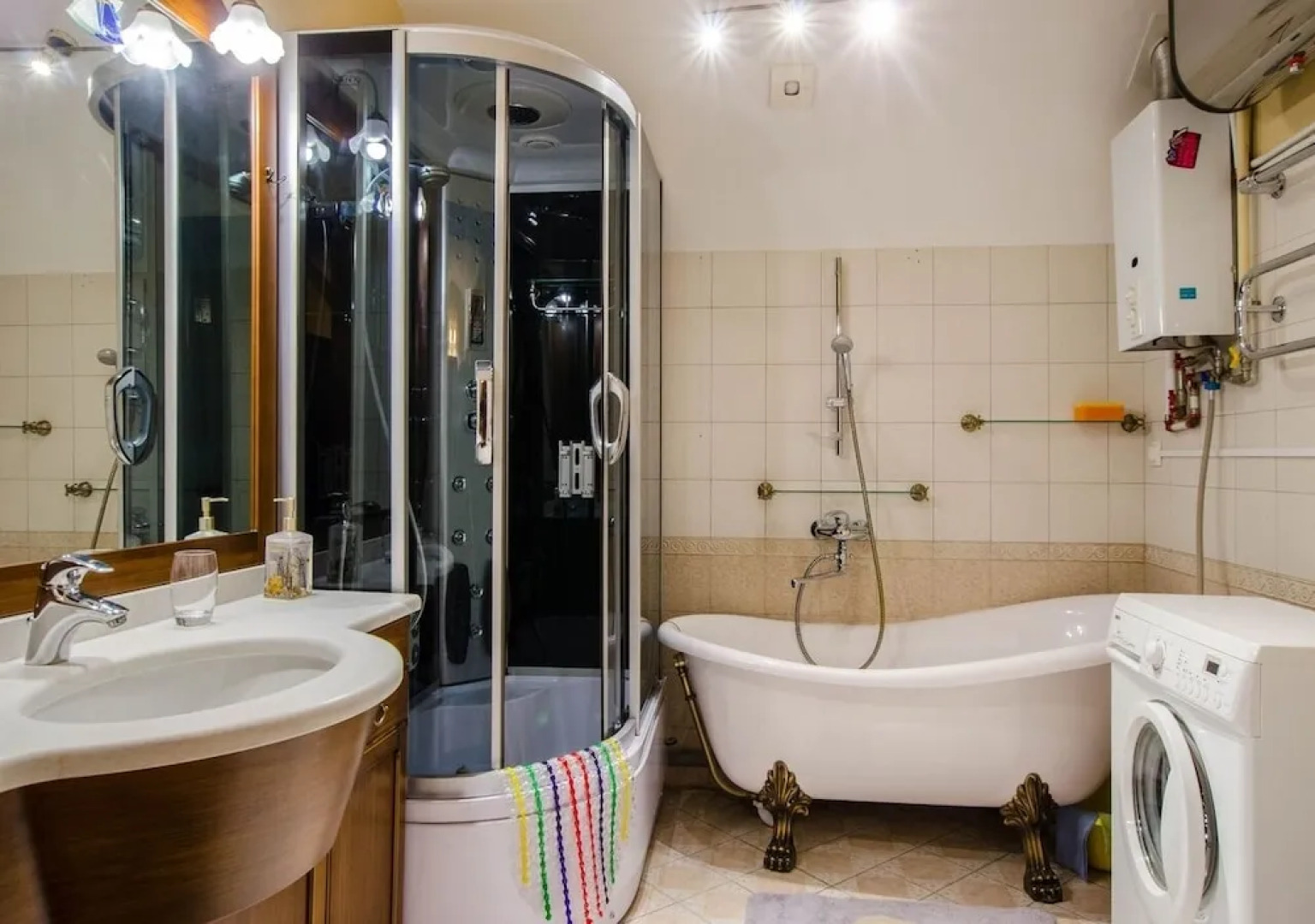 Emperoom Near Summer Garden Apartments