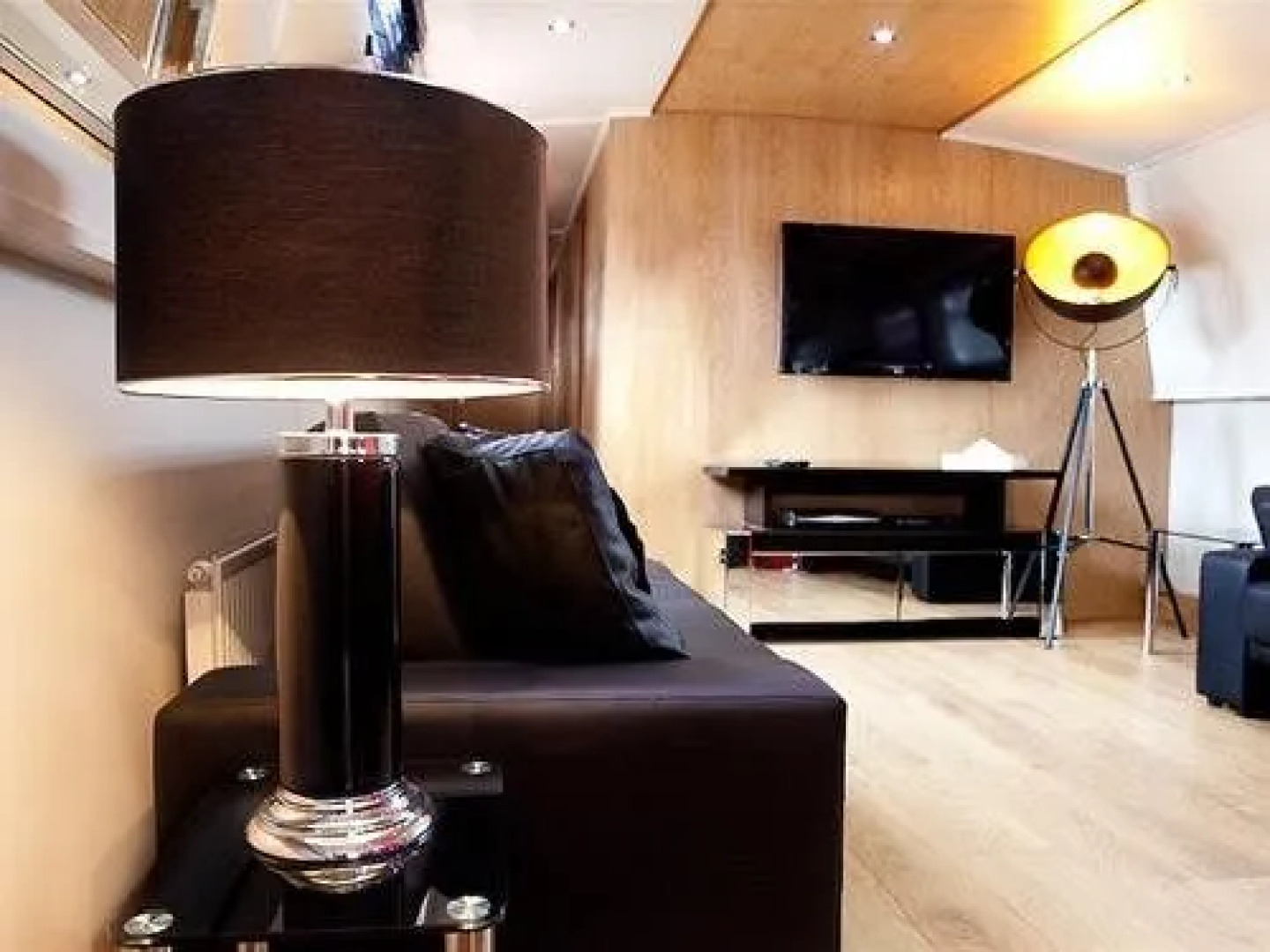 Hollywood Apartments  Barges