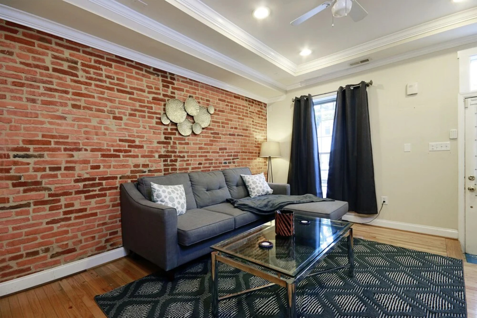 Brick 3BR Home in Trendy Neighborhood, Newly Renovated! Holiday home 3