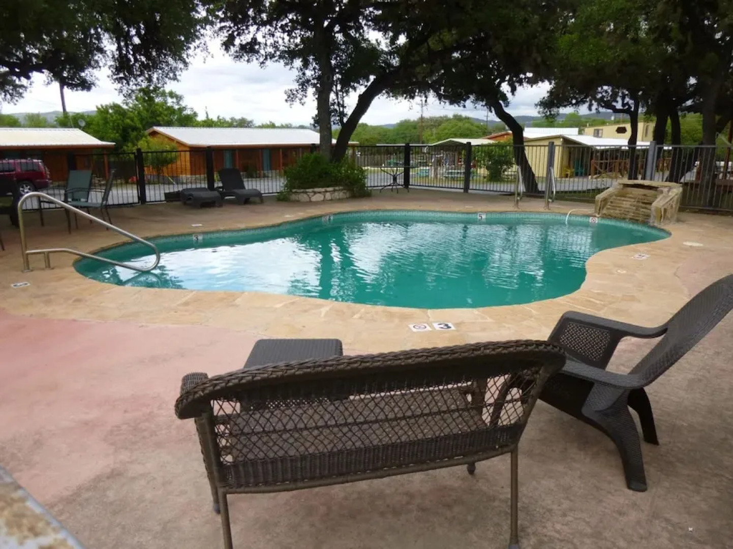 The Historic Leakey Inn