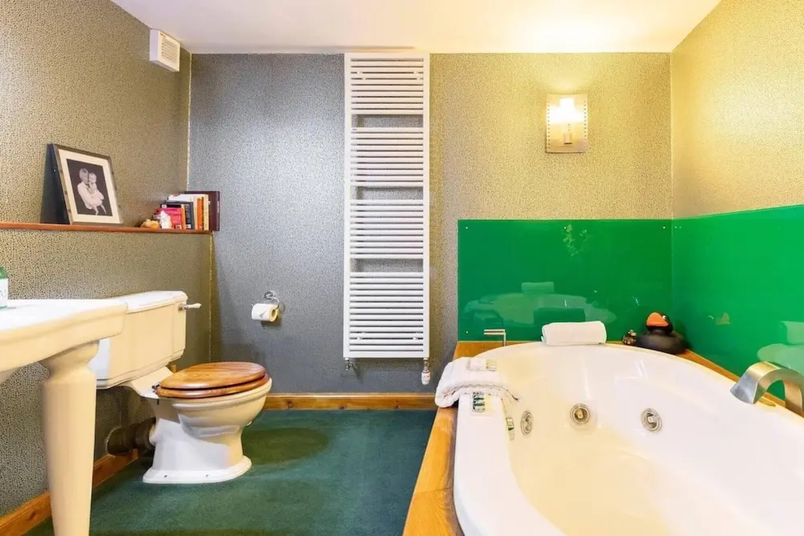 Stunning Luxury Duplex With Hot Tub and Aircon