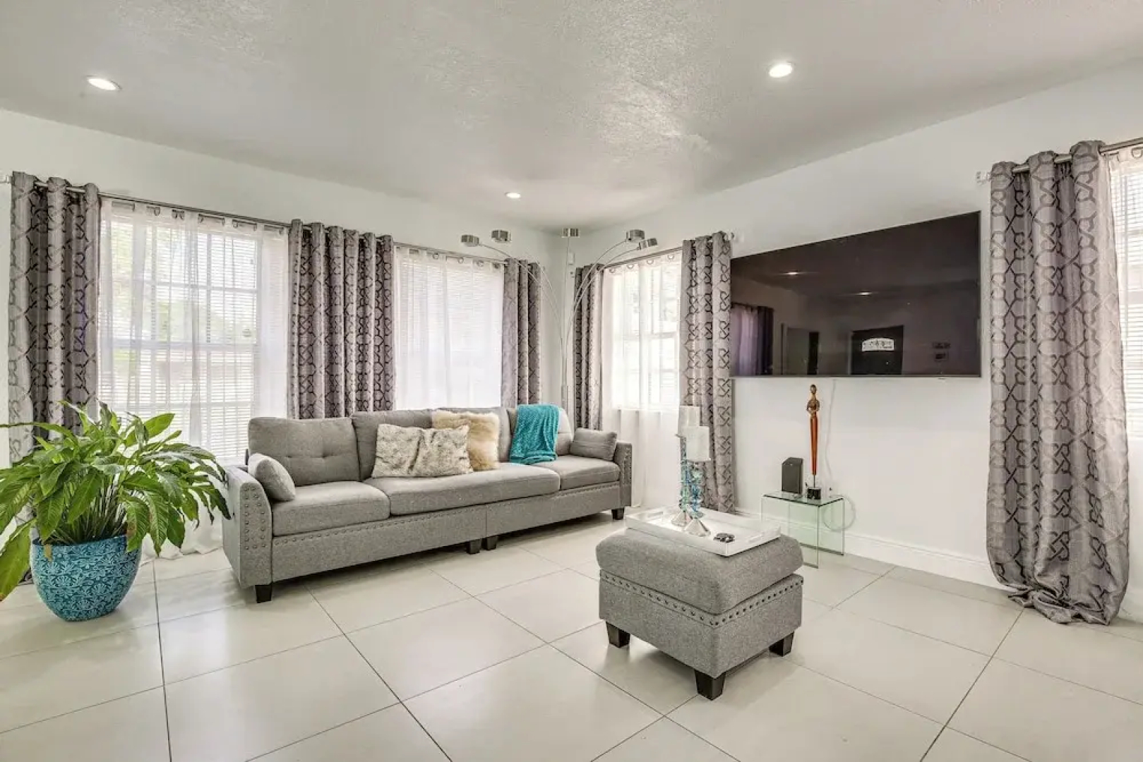Sun-soaked Home w/ Pool in Lauderdale Lakes!