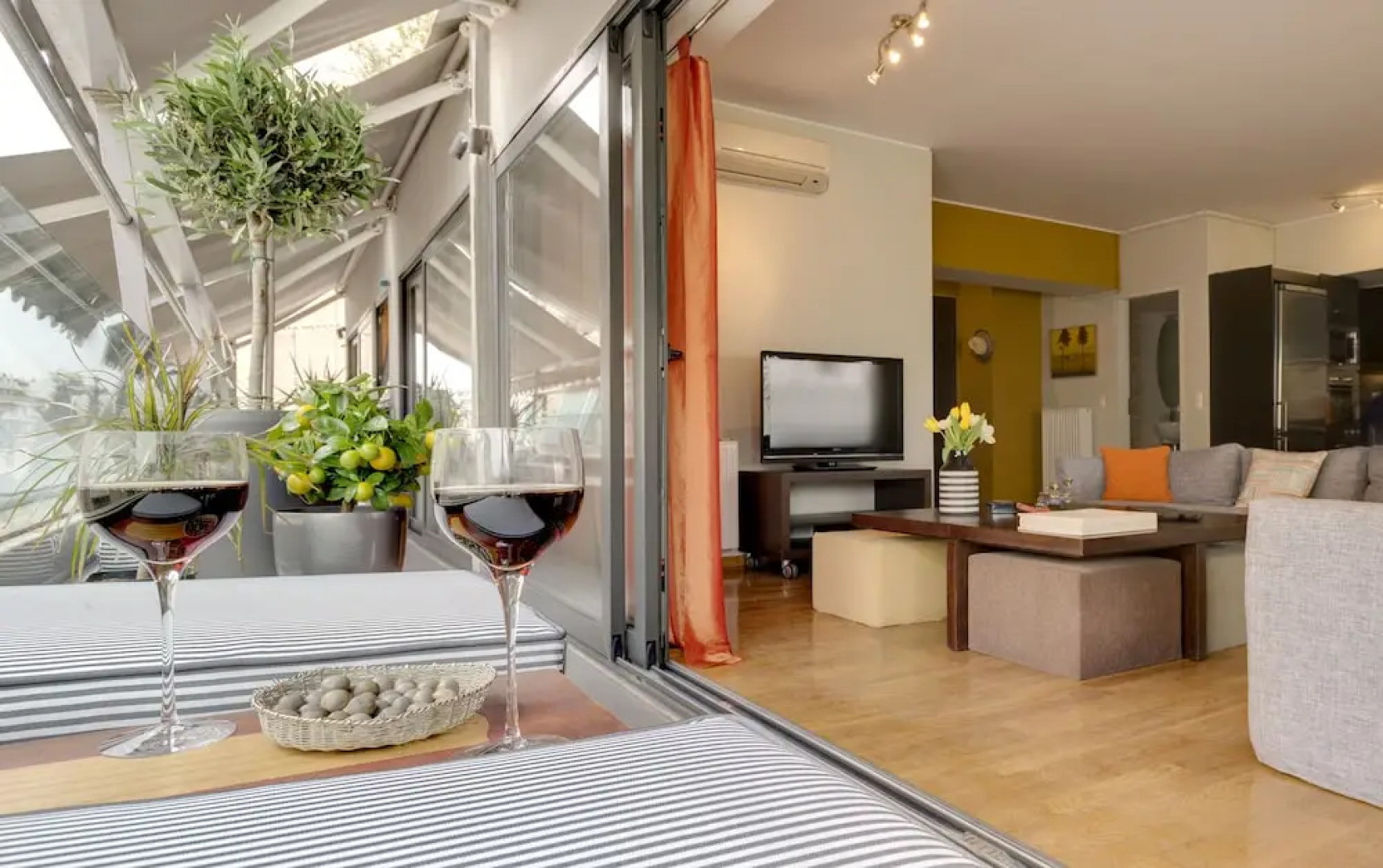 Minimal apt next to Acropolis