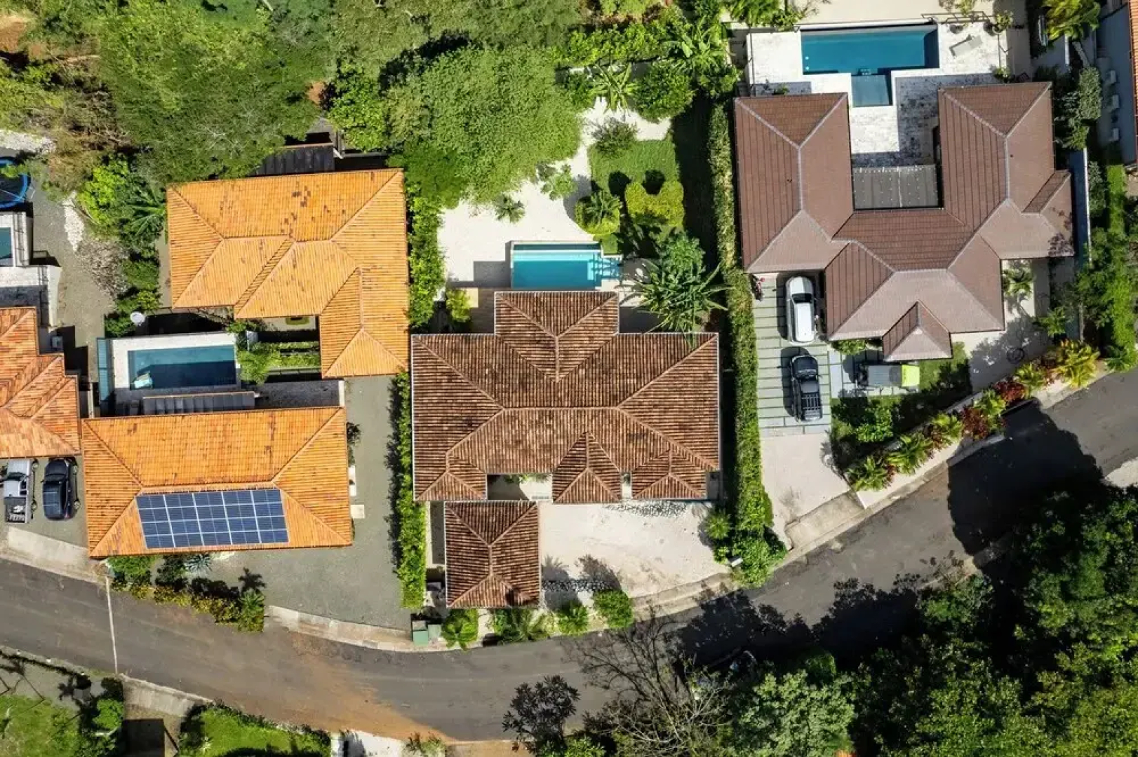 Luxurious Home with Bright, Modern Design and Private Infinity Pool in High-End Community