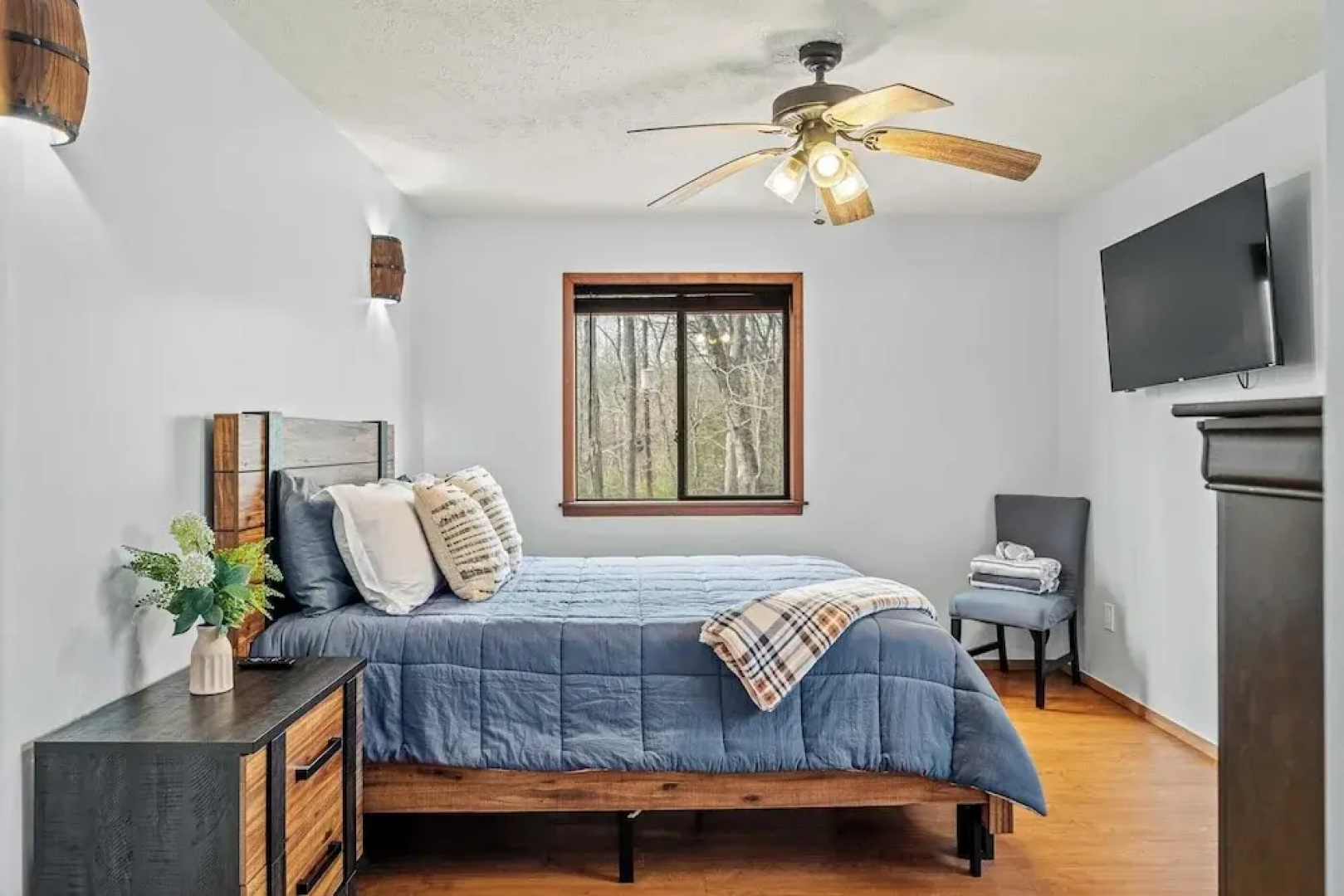 Stylish Renovated Home Open Layout, Coffee Bar + Near Hiking & Waterfalls