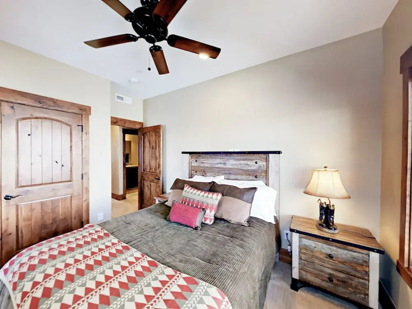 Well-Appointed Gem - 3 Br Townhouse