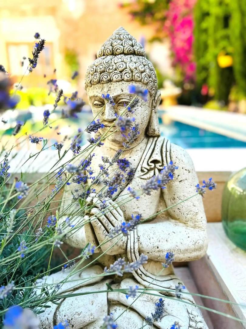 Self Catering Garden Apartment with a Private Garden and Shared Pool
