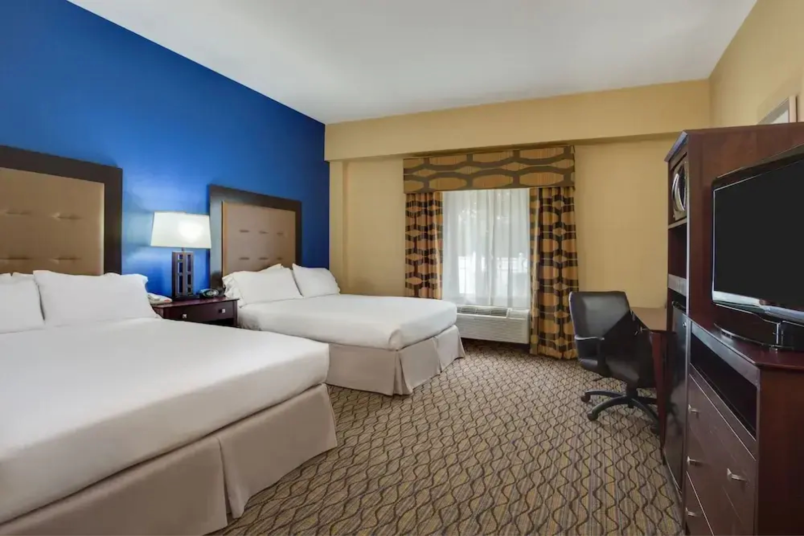 Holiday Inn Express & Suites Tower Center New Brunswick
