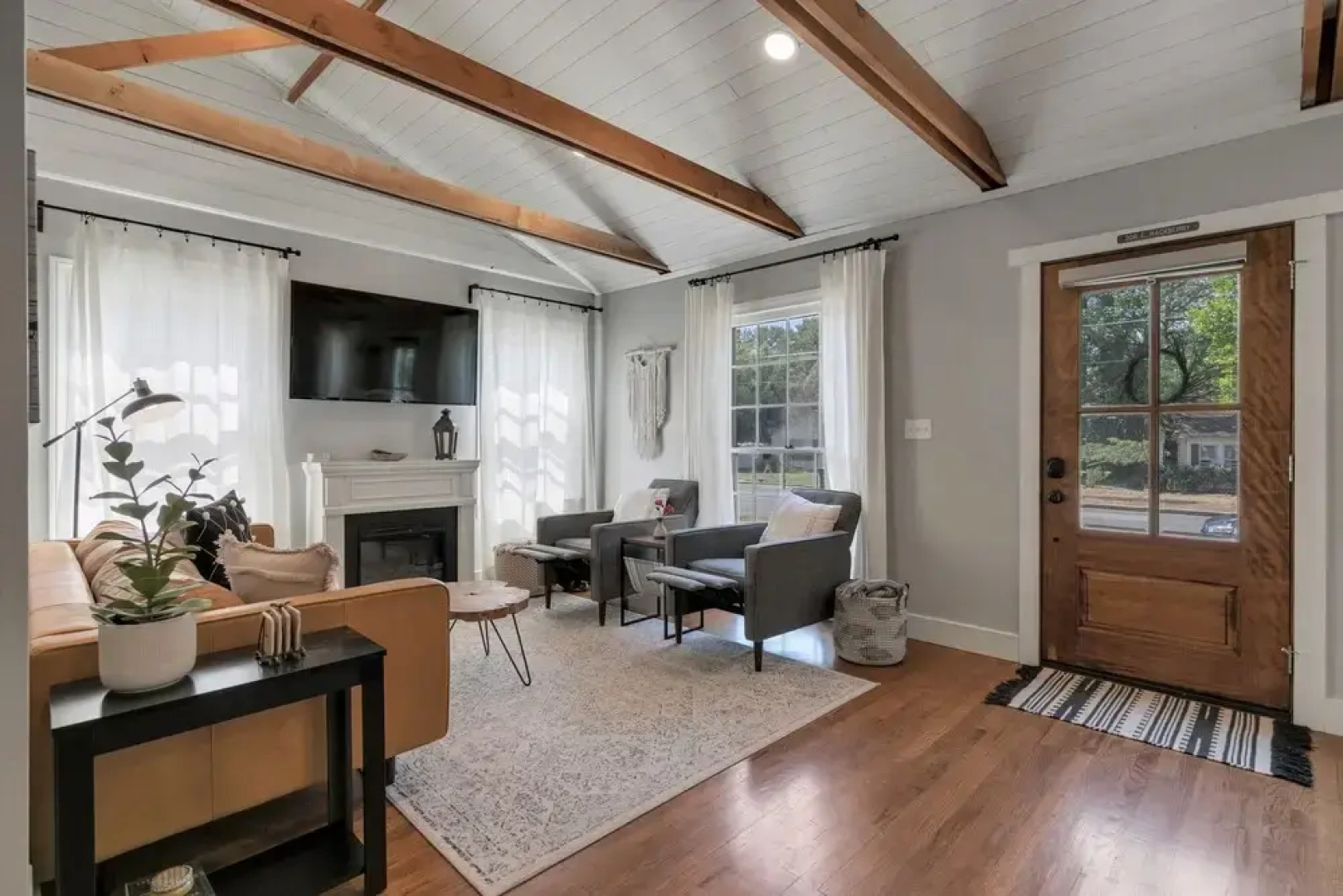 New Modern Farmhouse With Hot Tub, Fire Pit, & Games