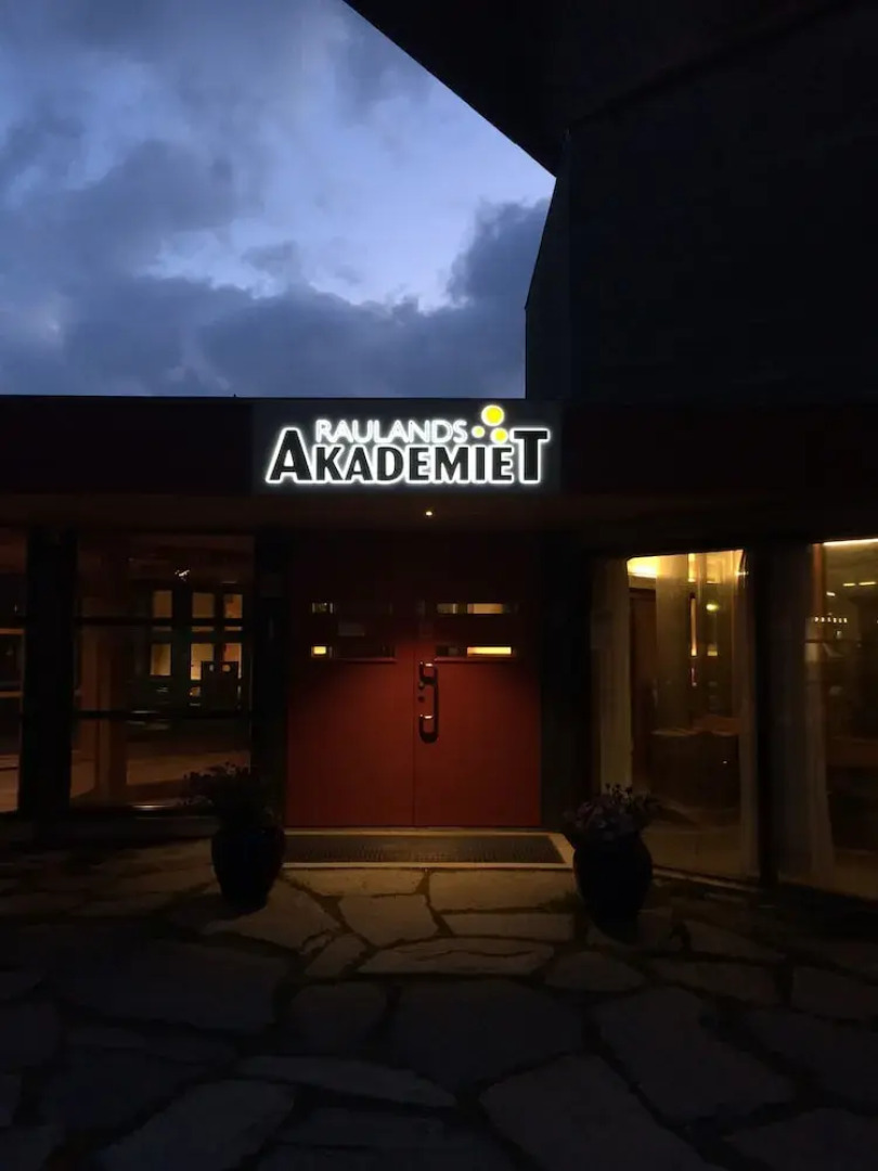 Raulandsakademiet og Vandrerhjem