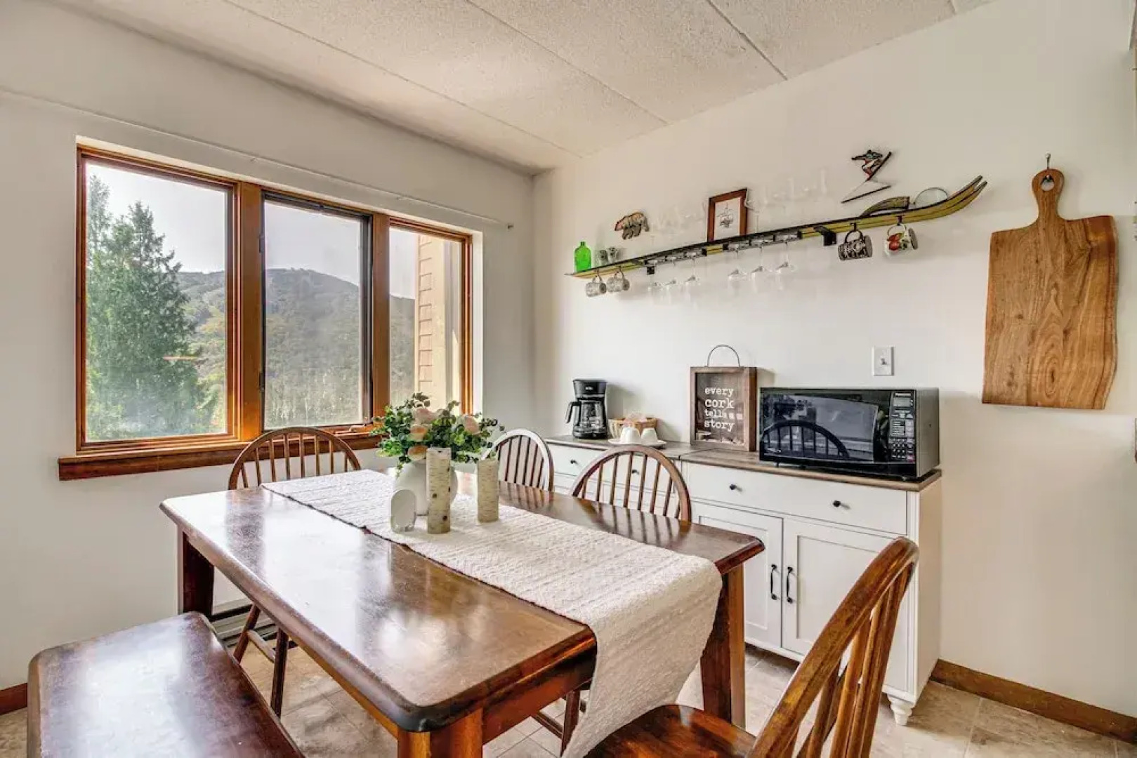 'bearfoot Apres' Mtn-view Condo < 1 Mi to Mt Snow!