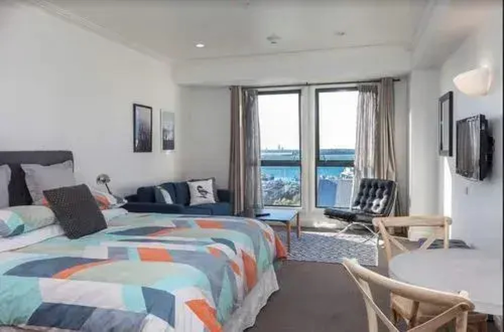 Sea view studio with pool and gym