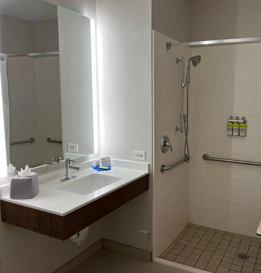 Holiday Inn Express & Suites Waukegan by IHG