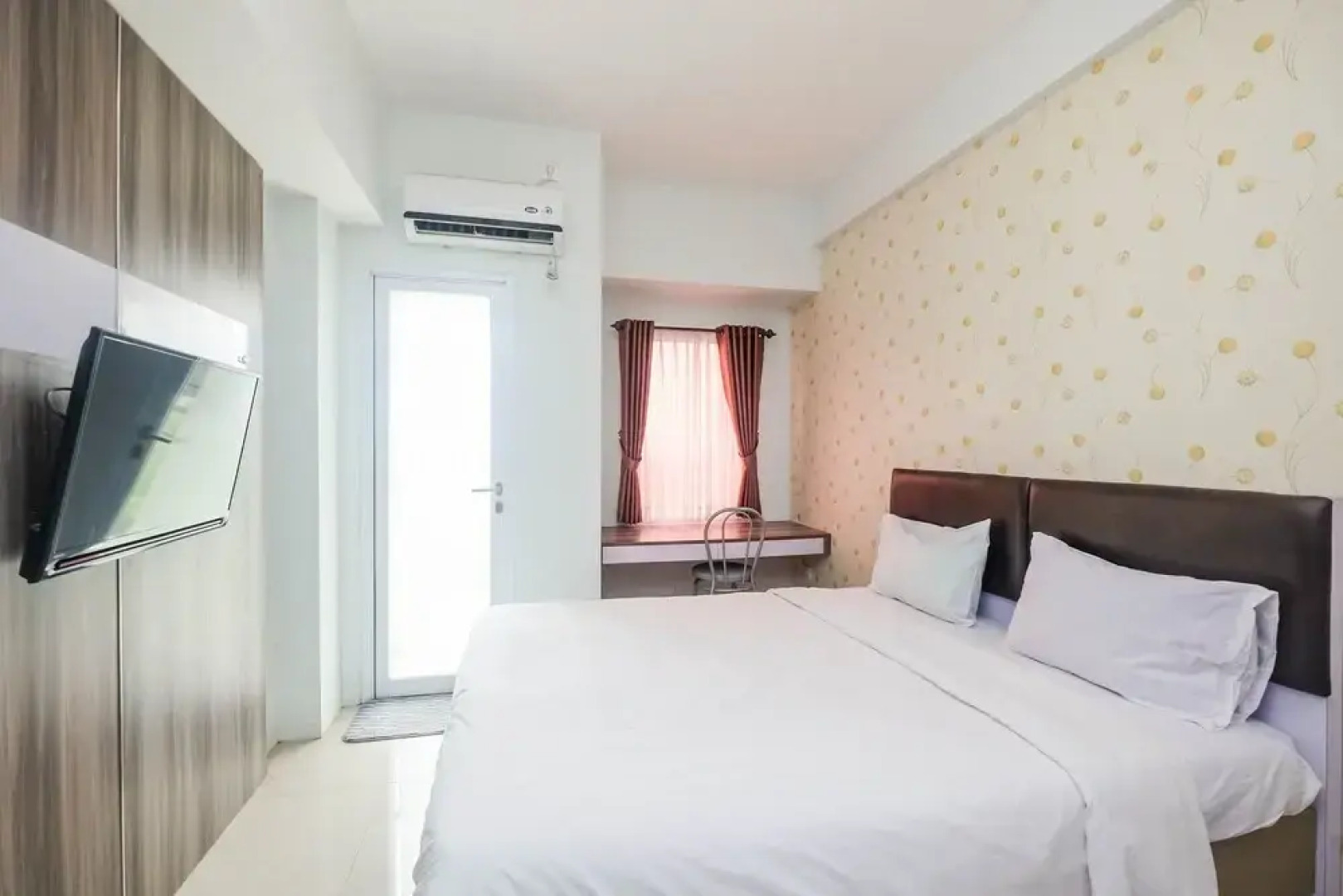 Minimalist Tamansari Mahogany Studio Apartment with City View