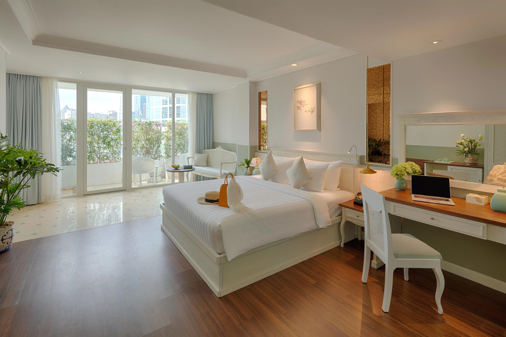 Au Lac Charner Hotel