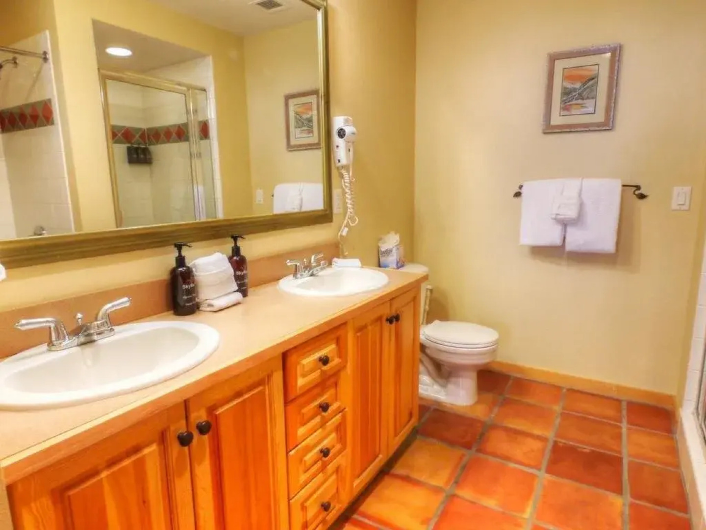 Comfortable Condo, Outstanding Location - TX414 by RedAwning