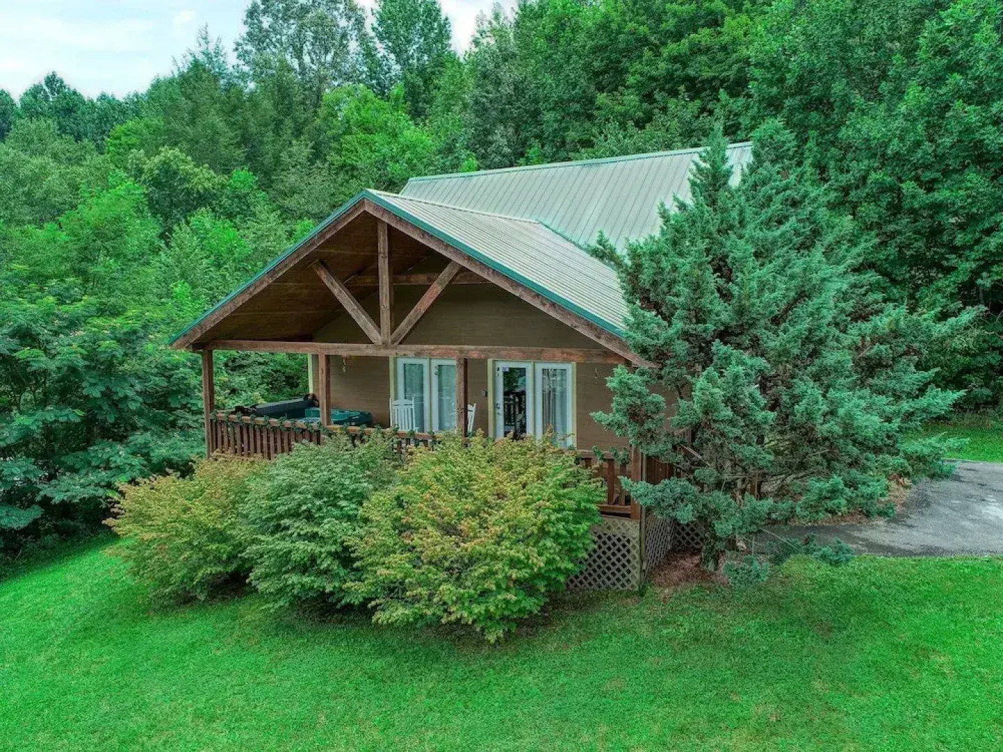 Smoky Mountain Getaway 3 Bedroom Cabin by RedAwning