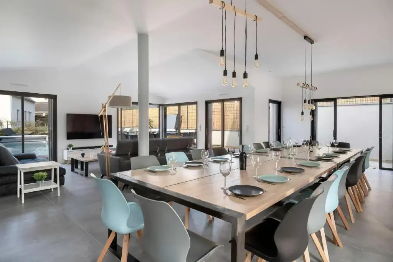 Maison moderne avec piscine et jacuzzi pour 15 personnes !