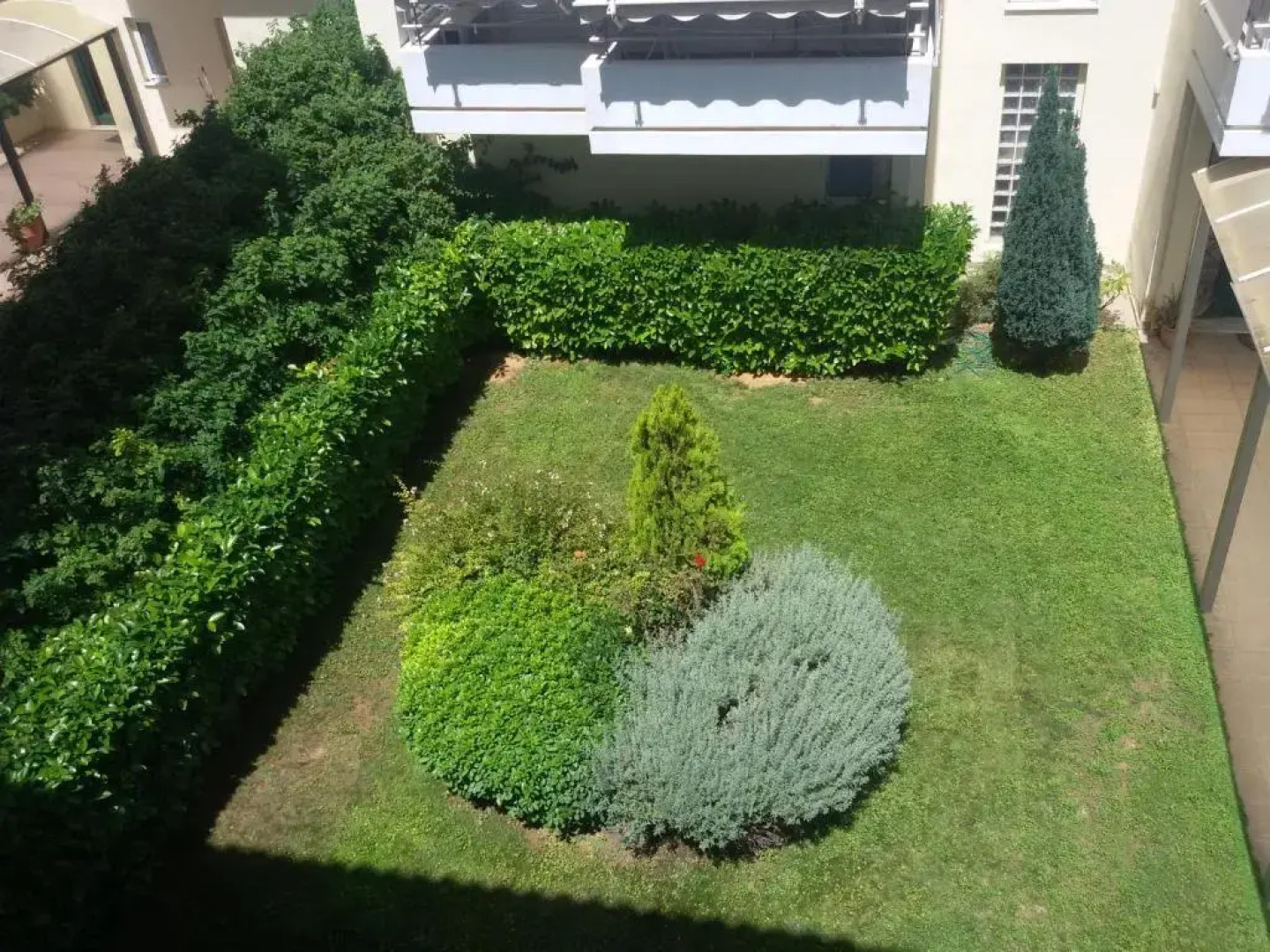 Sea & City - 10 min drive to the beach & Athens Airport