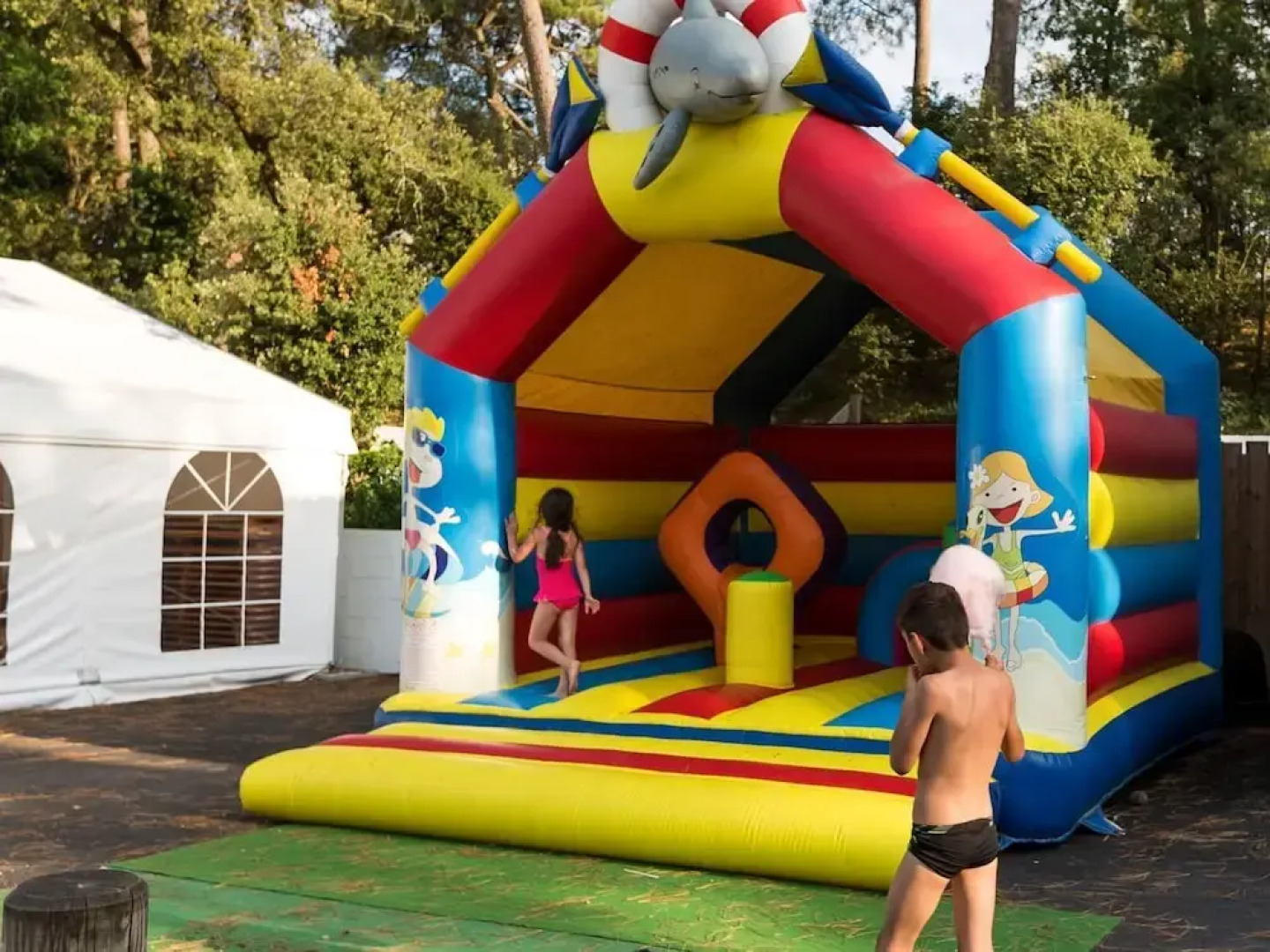 Comfortable mobile home with porch, located near the beach