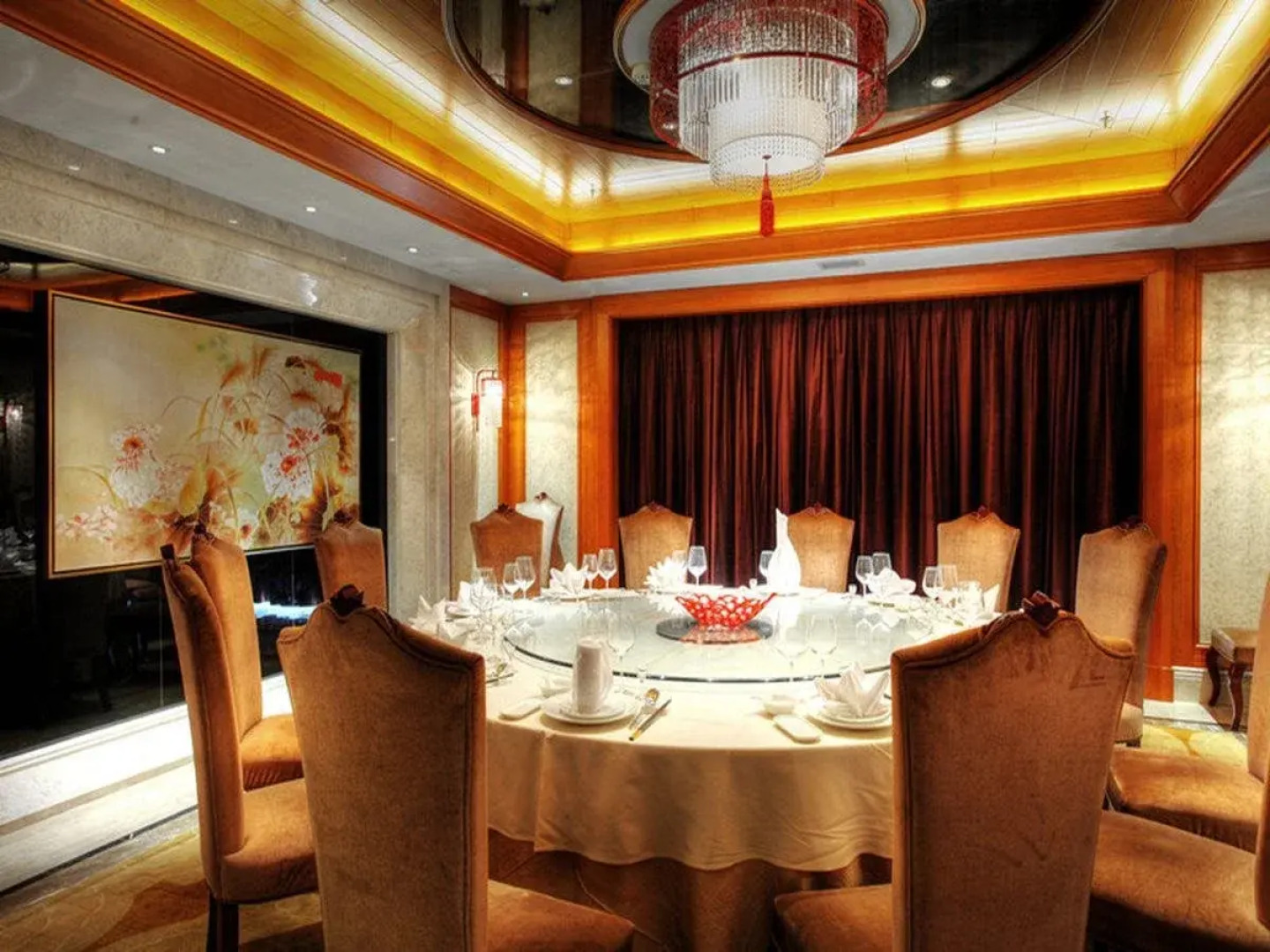 Longqi Jianguo Hotel