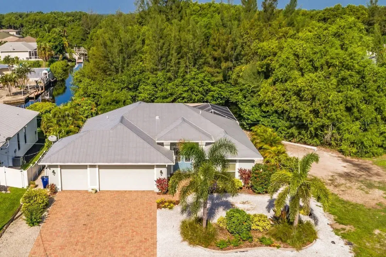 Canal House - 3 Br home by RedAwning
