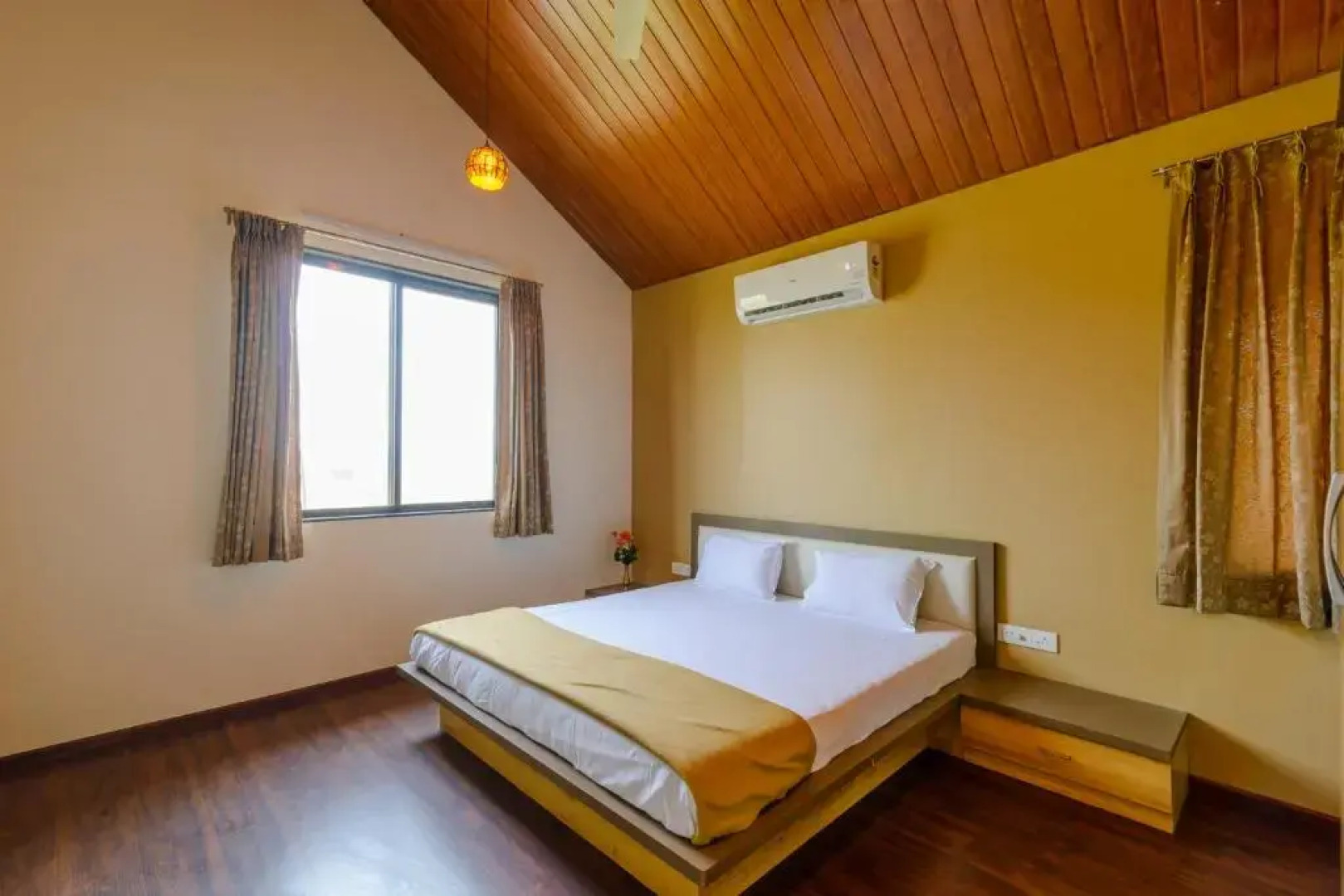 Lake View Holiday Villa Near Sula Wine Yard With 3 BdRms