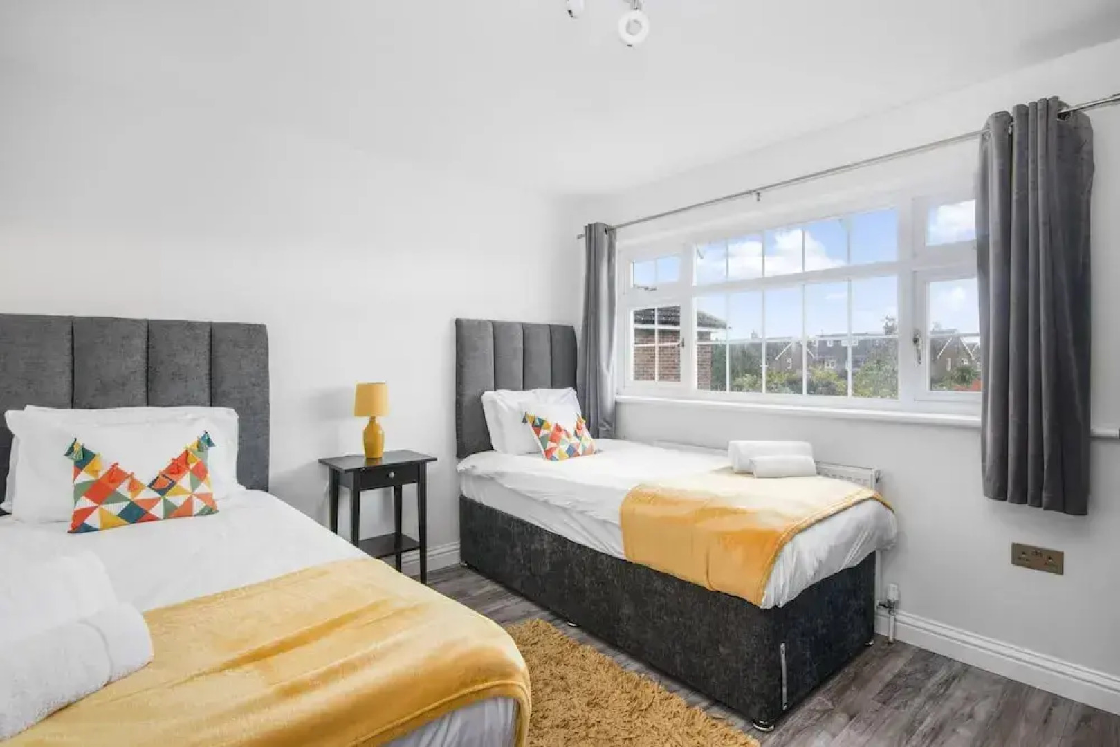 3 Bed House - Sleeps 5 - Garden - Parking