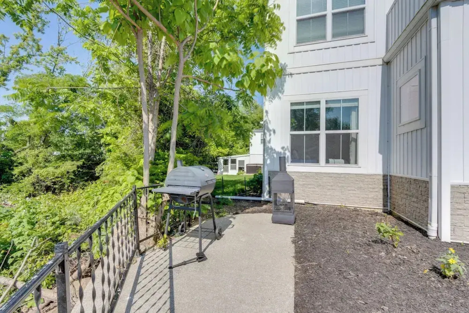 Steps to Buckeye Lake: Family-friendly Home