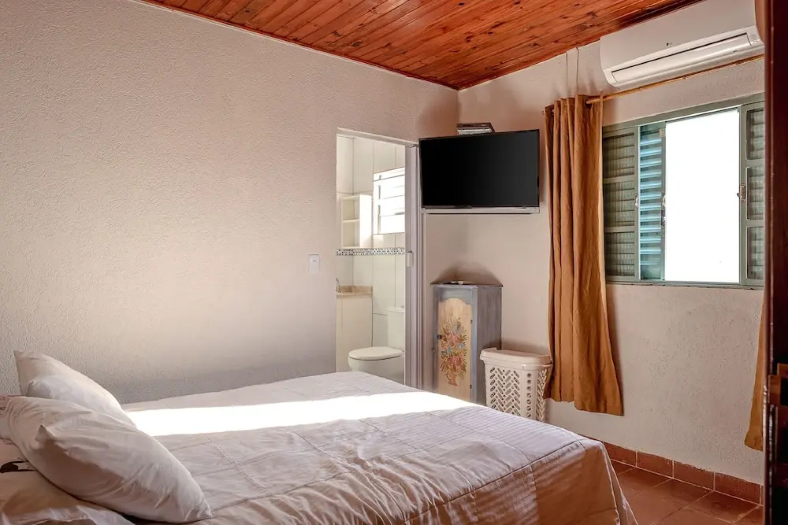 Sítio com piscina e lagoa particular