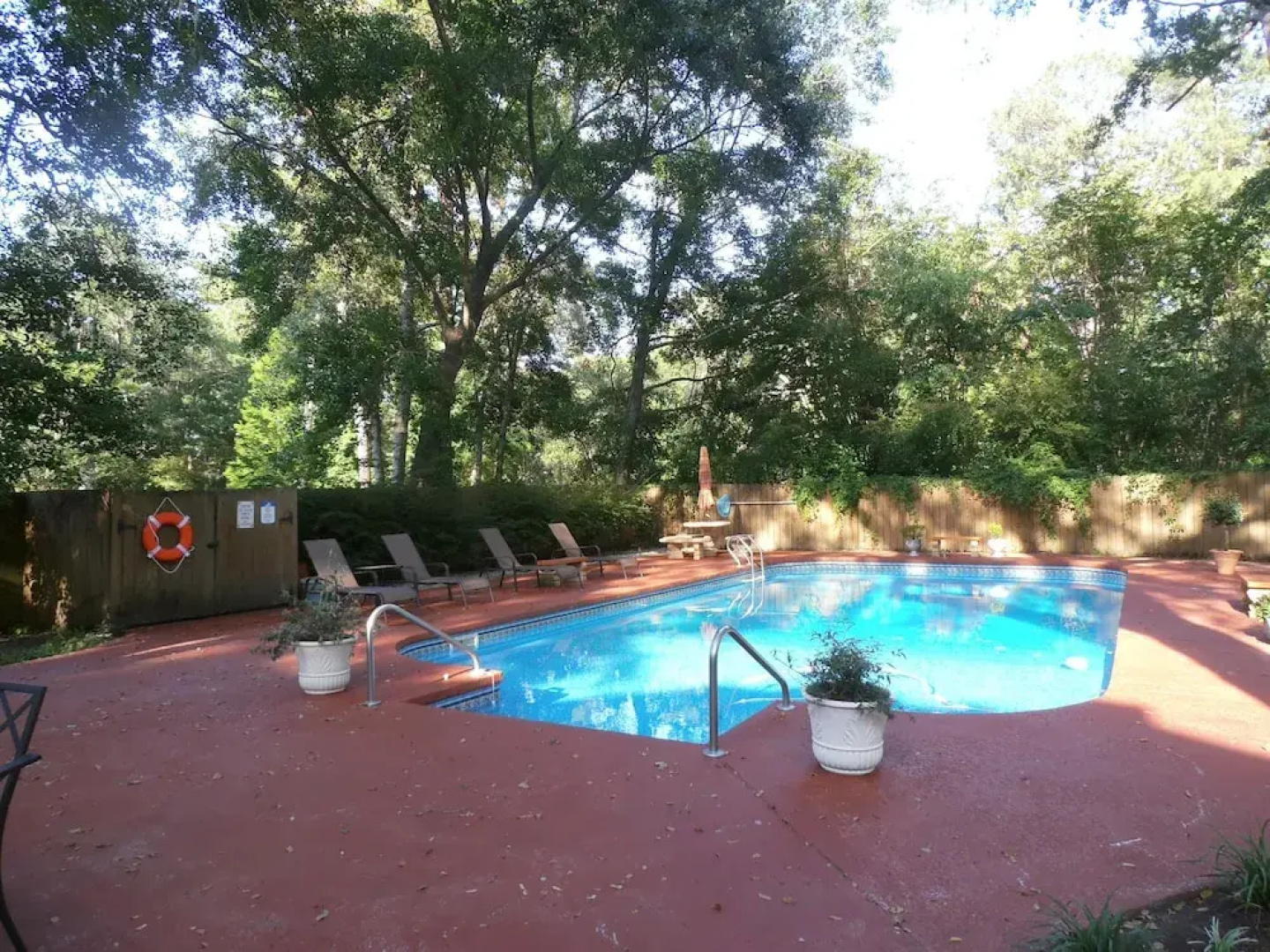 Tudor Oaks Inn
