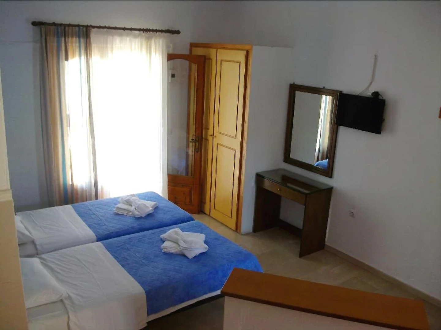 Pella House Studios & Apartments