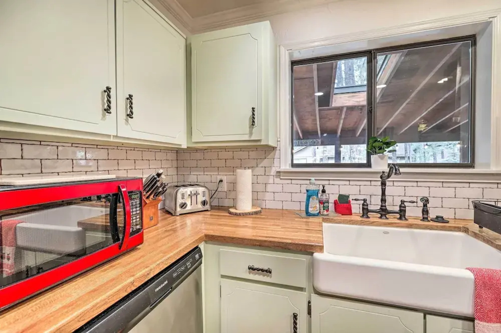 Hot Tub & Patio: Pet-friendly Cabin in Munds Park!