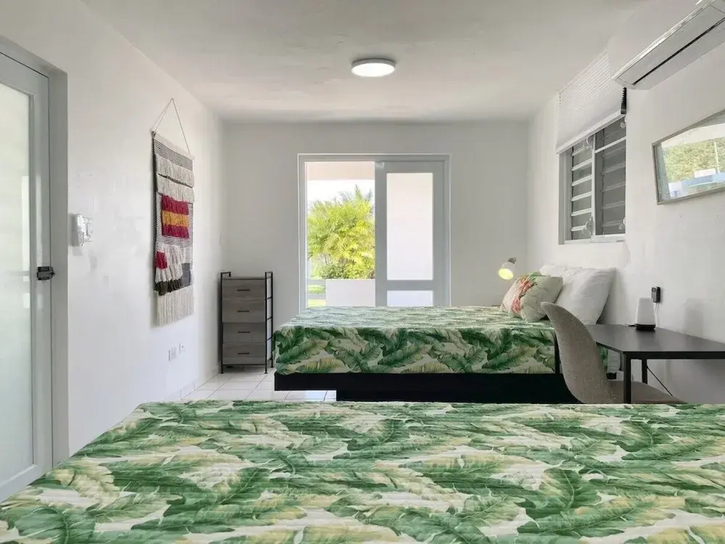 Walk to Beach or Swim in the Pool, 4 Bedrooms 4 Home by Redawning