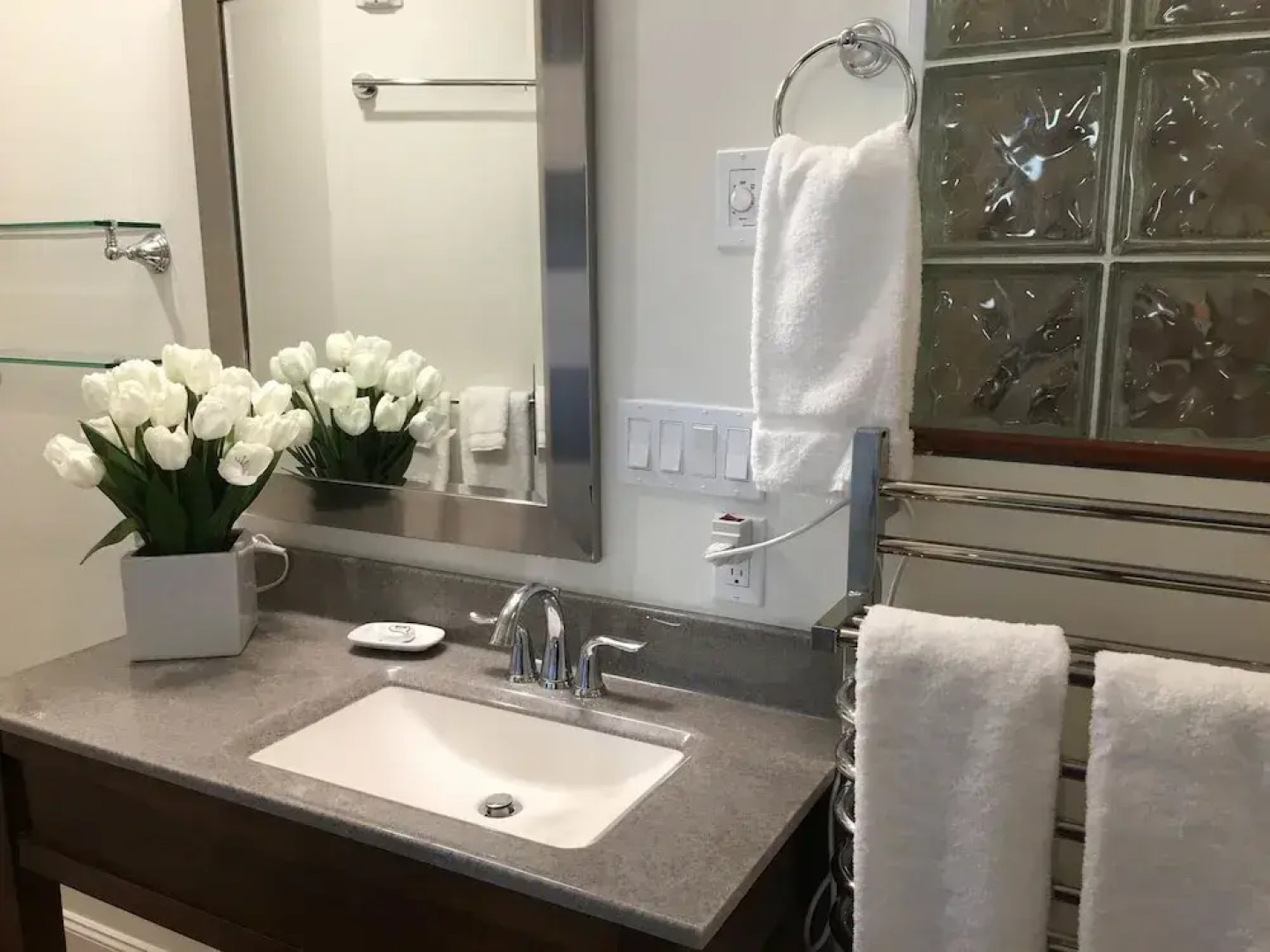 Camden Riverhouse Hotel