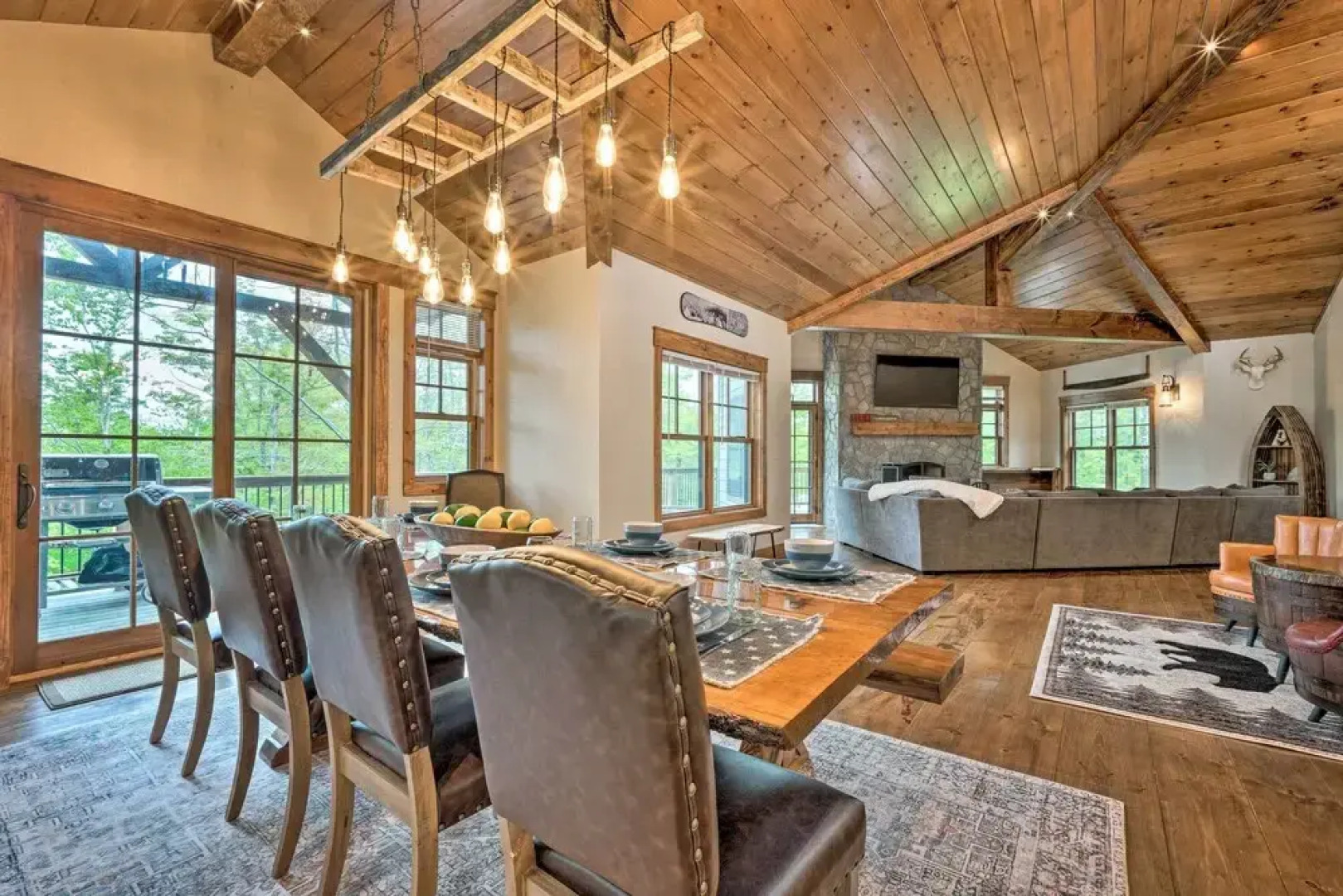 Elegant Mtn Chalet w/ Deck: 1 Mi to Mt Snow!