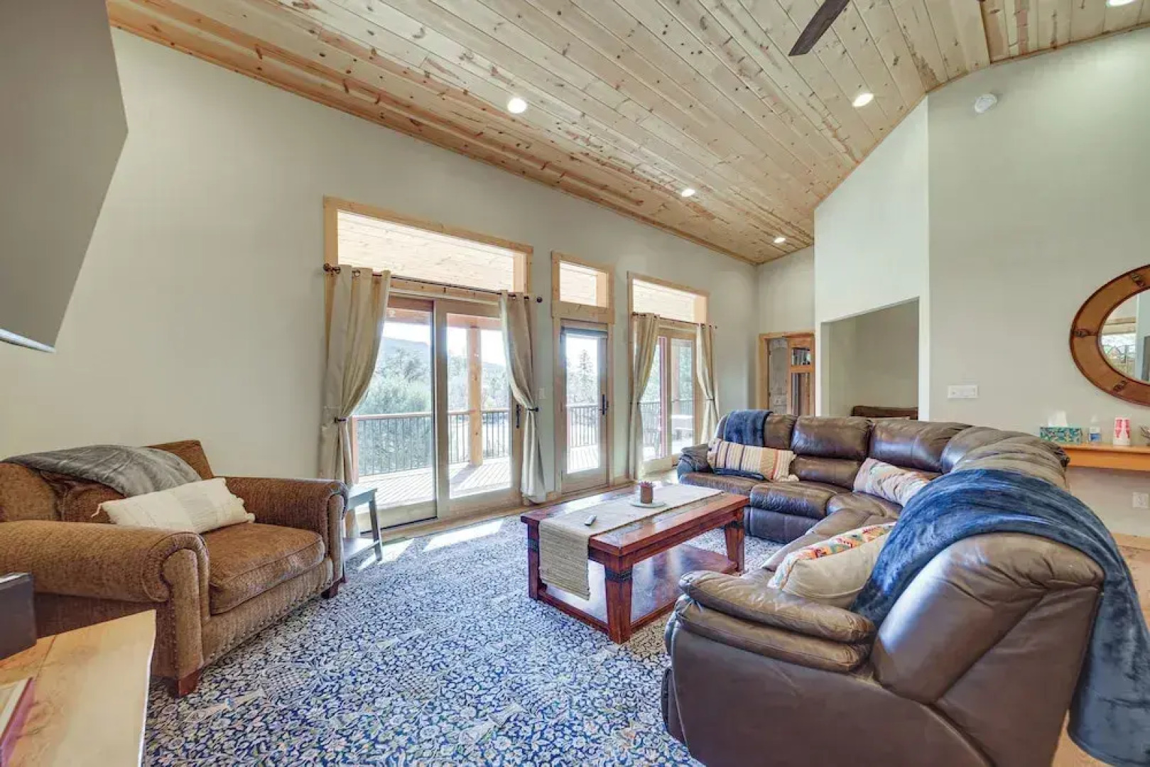 'lavender Lodge' Mountain-view Pine Cabin w/ Deck