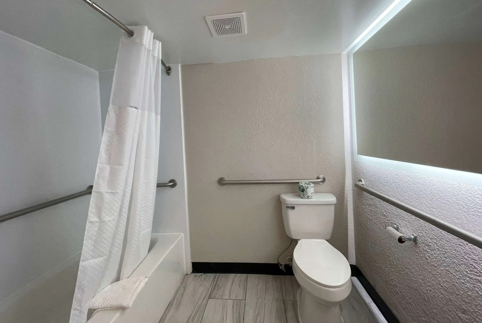 Days Inn & Suites by Wyndham Port Huron