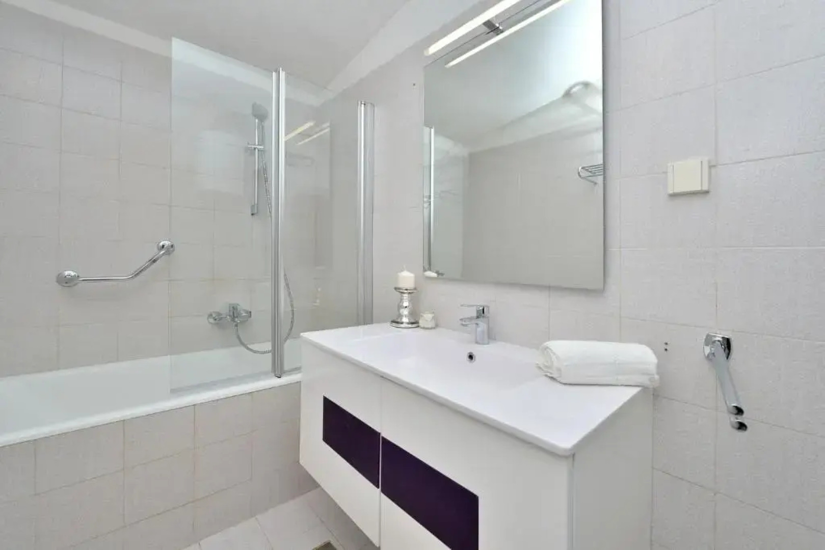 Beachfront Skoblar Holiday Home with Seaview