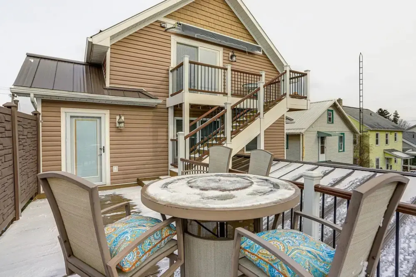 Warm & Cozy Mansfield Home: Deck, Gas Fire Table!