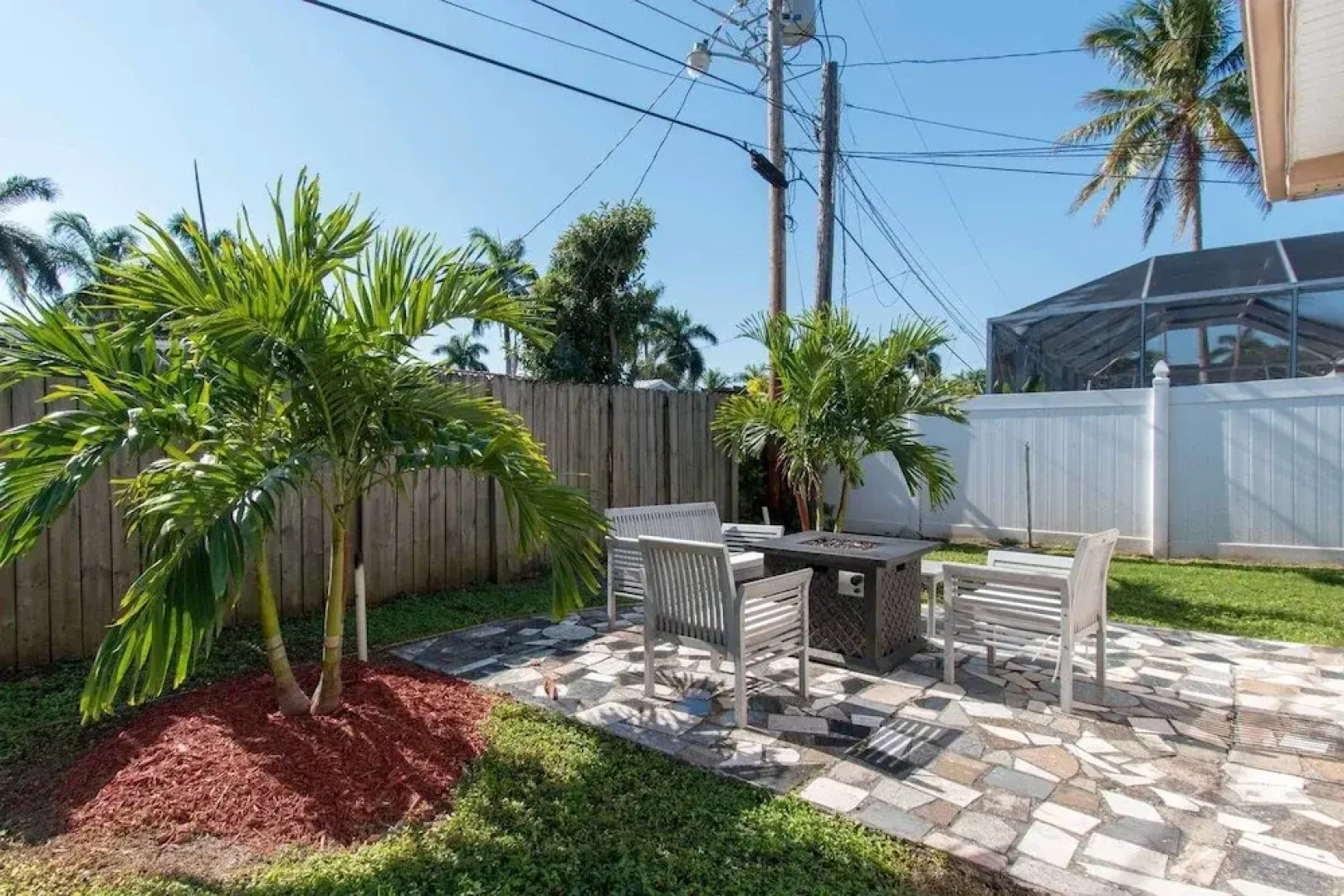 Comfortable Luxurious Home with Hot Tub, Near the Beach