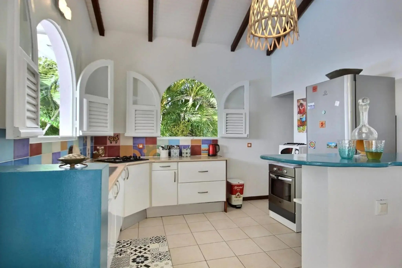 Villa Palmier rouge : 3 ch, piscine à débordement, vue mer et végétation