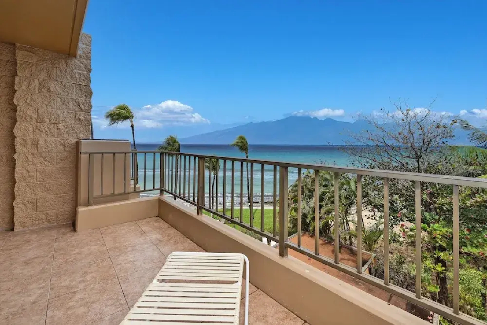 Paki Maui #420 - 1 Br condo by RedAwning