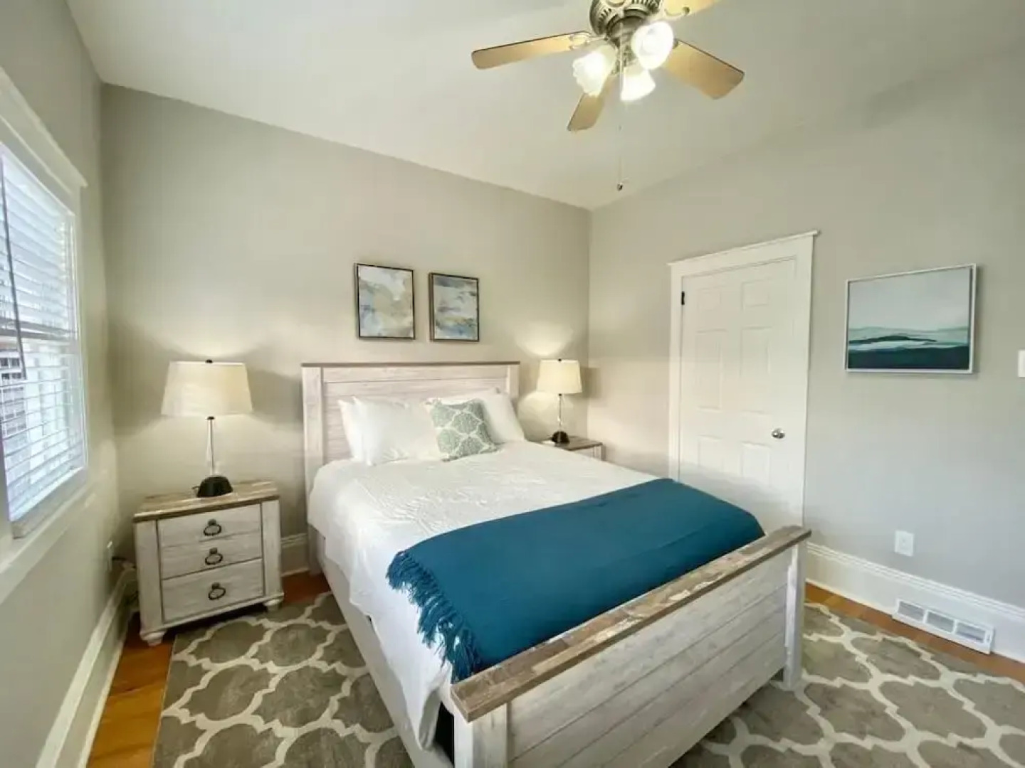 Stunning Bungalow next to UNC - Free Cruiser Bikes!