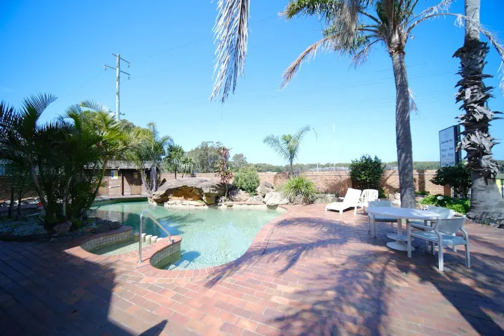 Lakeside Inn (ex. Oasis Resort & Village)