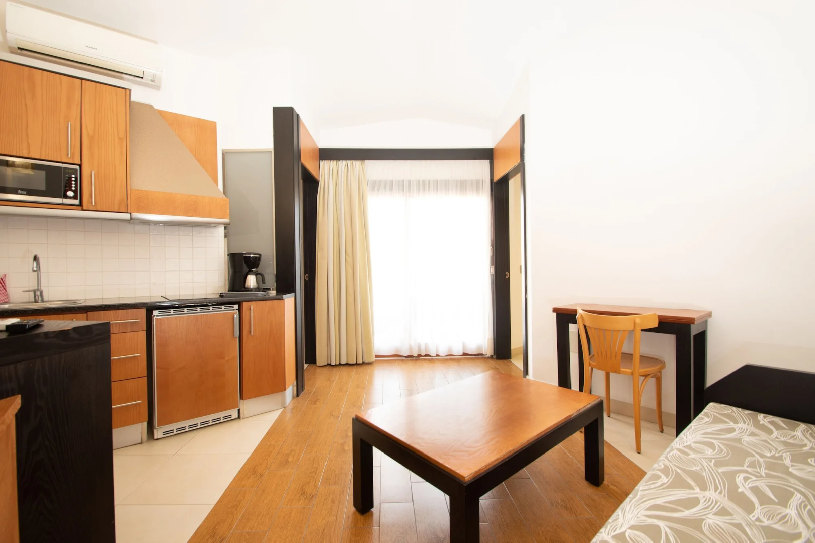 Отель HL Miraflor Suites