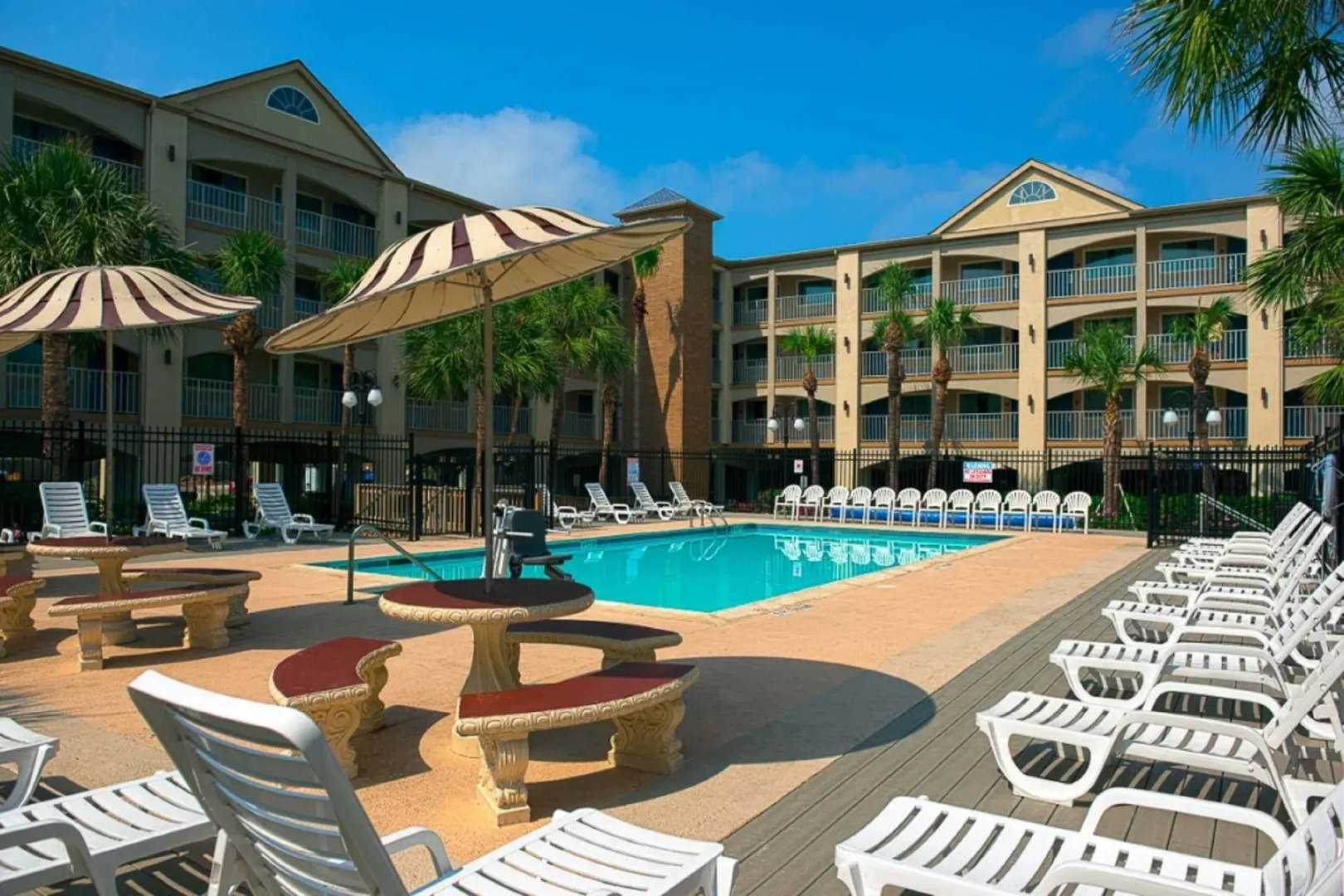 Clarion Pointe Galveston - Beachfront