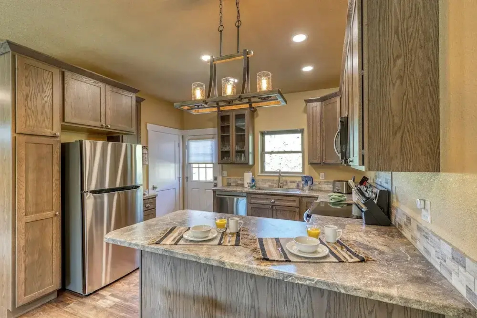 Modern Condo Near BH Attractions-garage Parking