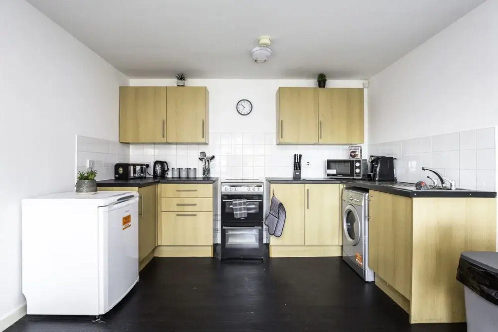 Large Apartment With Balcony Free Parking & Fast Wifi