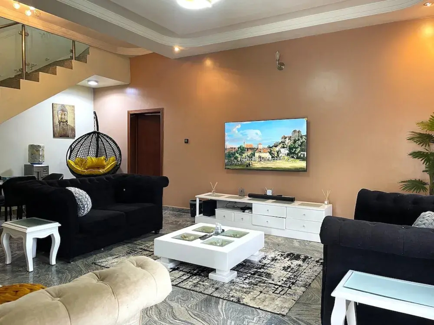 Luxury 4 BR Apt w Parking, Hot Tub, Magodo Estate